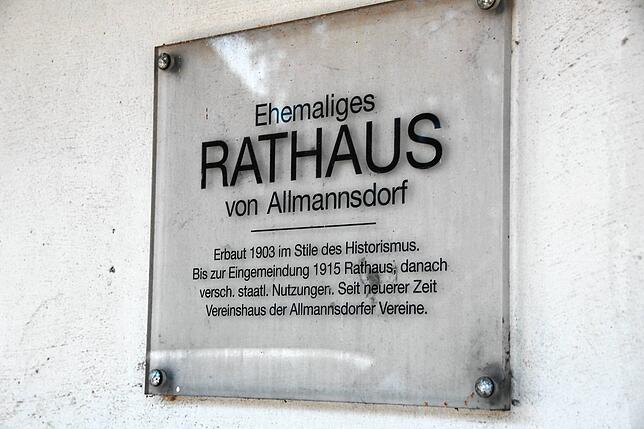 Das Schild an der Außenfassade des Rathauses.