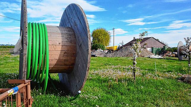 Mit Breitbandkabeln will der Zweckverband Breitband Bodenseekreis für schnelleres Internet sorgen. Im Herbst soll der Ausbau auch in ...
