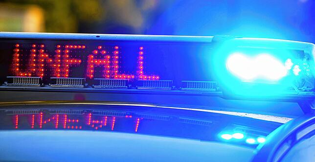 Auf der A81 zwischen Rottweil und Oberndorf hat ein 63-jähriger Mann bei einem Unfall tödliche Verletzungen erlitten.