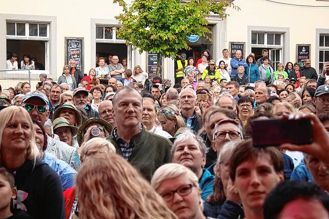 Bild 19: Kerstin Ott begeistert 2200 Fans vor dem Schloss