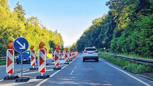 Die Bauarbeiten an der B31 bei Friedrichshafen-Ost werden erst zum Start der Sommerferien abgeschlossen sein.