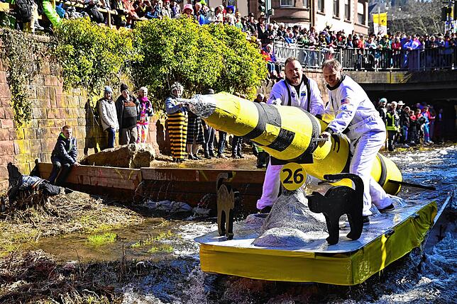 Bild 4: Die besten Bilder der Schramberger Bachnafahrt am Rosenmontag