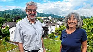 Bernhard und Esther Scheuber auf der Terrasse ihres Hauses in Bad Zurzach. In Kürze reisen die beiden in die Bretagne.