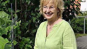 Ulrike Rogge-Graf im Nutzgarten der Tagespflege. Diejenigen Tagesgäste, die möchten, dürfen sich hier gärtnerisch betätigen