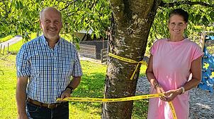Ernten ausdrücklich erlaubt: Bürgermeister Stefan Kaiser und Ramona Mettenberger vom Bauamt mit dem gelben Band, das nun einige Bäume in ...