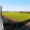 Hinter dieser Wiese rechts, etwas abgerückt von den Bahngleisen, soll der Solarpark Langenzinnen in Bachheim entstehen.