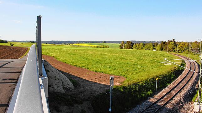 Hinter dieser Wiese rechts, etwas abgerückt von den Bahngleisen, soll der Solarpark Langenzinnen in Bachheim entstehen.
