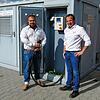 Julian (links) und Marcus Schilling vor der Zapfsäule der ersten Wasserstofftankstelle im Landkreis Waldshut.