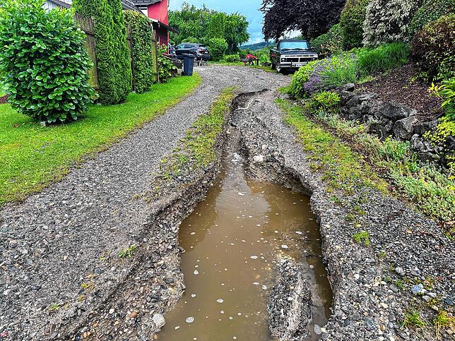 In Bitzenhofen bahnten sich die Wassermassen ihren Weg und strömten dann in den Ortskern von Oberteuringen.