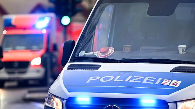 Die Polizei ermittelt zu den Hintergründen des Unfalls. (Symbolbild)