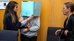 Eine Justizwachtmeisterin führt die Angeklagte im Landgericht zur Verteidigerin. Die Frau soll 2024 in Göppingen einen Mann stranguliert ...
