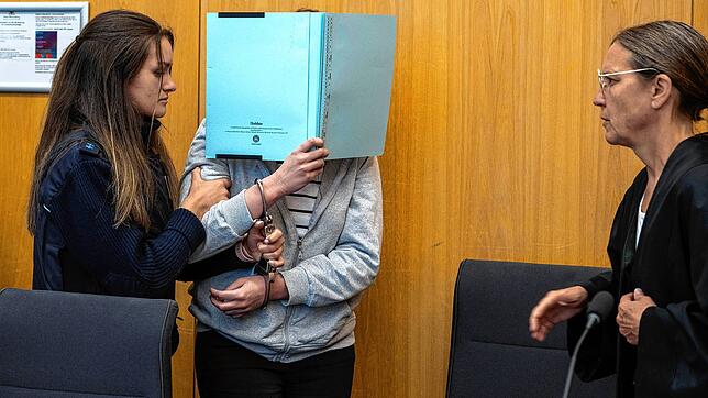 Eine Justizwachtmeisterin führt die Angeklagte im Landgericht zur Verteidigerin. Die Frau soll 2024 in Göppingen einen Mann stranguliert ...
