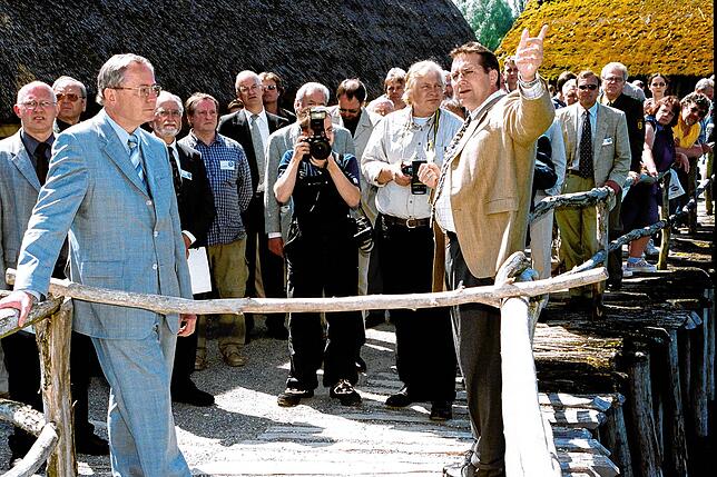 Museumsdirektor Gunter Schöbel erläutert dem damaligen Umwelt- und Verkehrsminister Ulrich Müller während der Eröffnung im Mai 2002 die ...