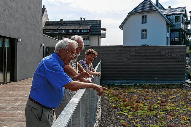 Begrünt: Auf der Terrasse hinter der Stadthallenbühne wunderten sich Besucher über das "Unkraut" auf dem Dach der Hallenbaderweiterung.