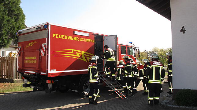 Das Tanklöschfahrzeug TLF 16/25 ist seit 31 Jahren im Einsatz. Dank der regelmäßigen Pflege durch die Gerätewarte Peter Mattes, Martin ...