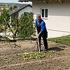 Edgar Koller gibt Hobbygärtnern Tipps. Zum Beispiel die nach dem Wässern entstandene Bodenkruste mit einer Harke zu lockern. Das erspart ...