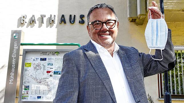 Bürgermeister Hans-Peter Lehmann ist stolz auf die Initiative der Katholischen Frauengemeinschaft, die Masken für die Bürger nähte. Seit ...
