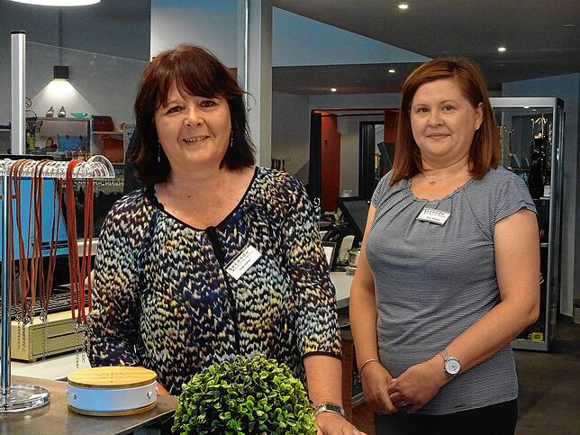 Petra Höfler (links) mit ihrer Kollegin Daniela Milesan.