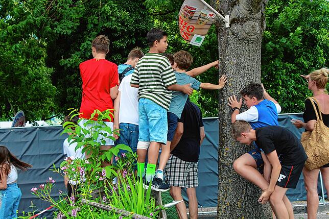 Weil das Gelände gründlich abgehängt worden war, konnten die jungen Fans keine Blicke auf ihre Idole werfen. Kinder, die durch kleine ...