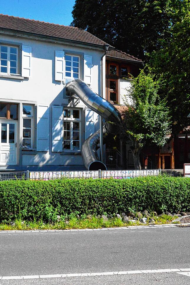 Der Kindergarten in Volkertshausen mit dem einzigartigen Notausstieg in Form einer Rutsche, die hoffentlich keinen Notfall erlebt.