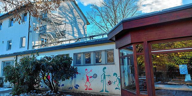 Dieser einstöckige Verbindungsbau zwischen Schule und Foyer der Sporthalle soll abgerissen und durch einen dreistöckigen Neubau mit ...