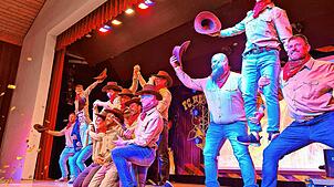 Als Cowboys verkleidet, erntet das Männerballett aus Neukirch tosenden Applaus beim Hexenfridig in Schönwald. Bild: Lisa Nagel