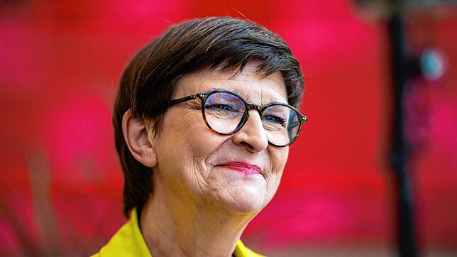 Saskia Esken (63) kann auch noch lachen, hier bei einer SPD-Konferenz. Die gebürtige Stuttgarterin ist Studienabbrecherin (Germanistik ...