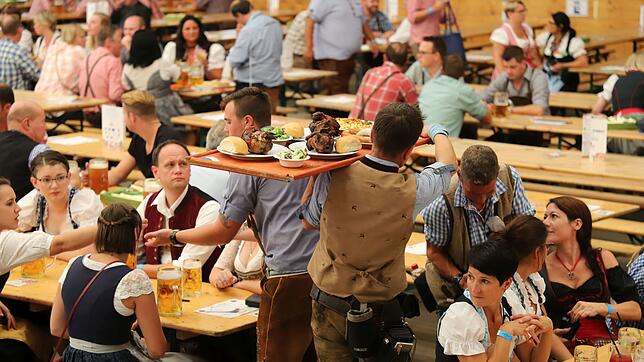 Nicht nur in München, sondern auch in Konstanz haben Maß, Hendl, Haxn, Brezn und Weißwurst längst Einzug gehalten. Das Oktoberfest auf ...