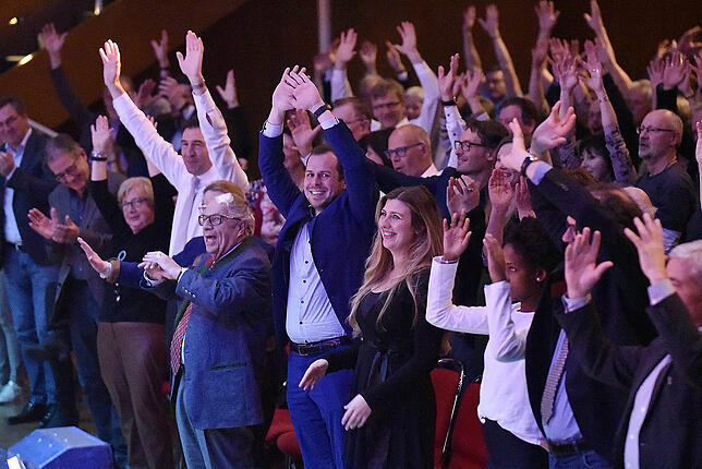 Mit den Armen in der Luft: Zum Finale der Stadtgeschichten sind die Zuschauer in den Donauhallen von den Stühle und tanzen ausgelassen.