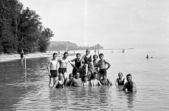 Als die Männer schon keine Badeanzüge mehr trugen: Badende am Hörnle, um das Jahr 1927. Im Hintergrund die Mainau.