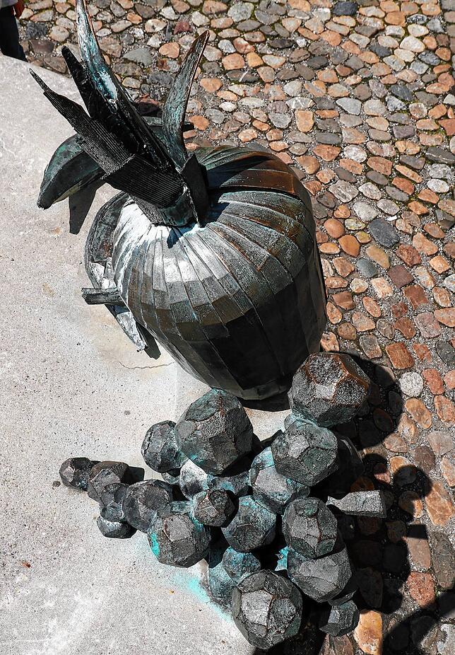 Diese Skulpturen aus Metall gehören zu einer Obstschale der besonderen Art. Wo steht sie?