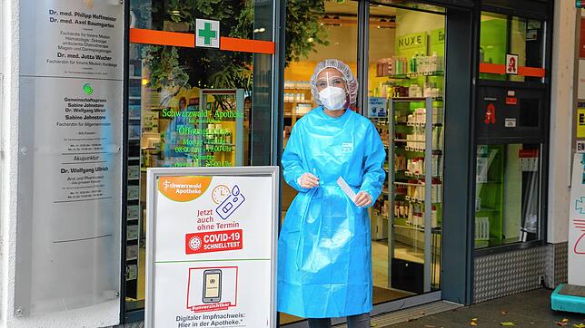Perihan Demir von der Schwarzwald-Apotheke in Bad Säckingen testet viele Schweizerinnen und Schweizer, die zum Schnelltest über die ...
