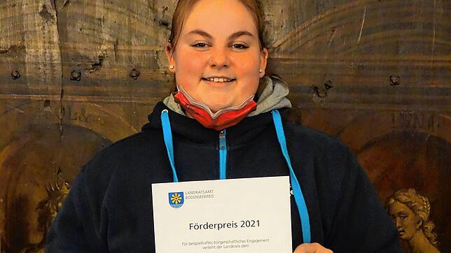 Vanessa Schnell freut sich über den Förderpreis Ehrenamtliches Engagement des Bodenseekreises, den der Jugendgemeinderat Überlingen für ...