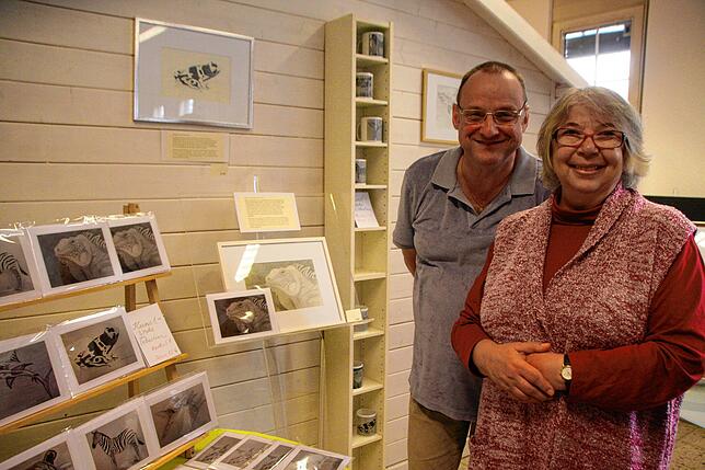 Ralf Walter Hof und Christa Gögele bewundern die Bilder von Sebastian Faller, die noch bis 5. November in einer Ausstellung in der ...