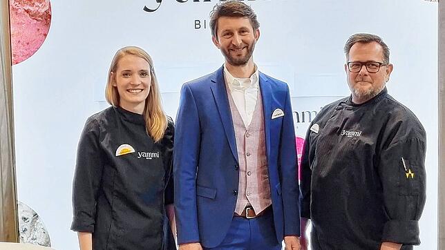 Sie sind seit etwa einem Jahr die Macher von Yammi Bioeis (von links): Patissière Julia Klausmann, Geschäftsführer Frank Burkert und der ...