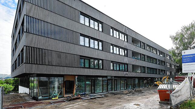Noch ist das neue Pflegeheim auf der Mettnau nicht fertig, die Bauarbeiter sind noch zugange. Im September sollen hier aber schon die ...