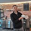 Alaa Alawad präsentiert die Brioche mit drei Kugeln Eis. Die sizilianische Spezialität gibt es seit Ende April auf dem Münsterplatz in ...