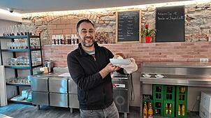 Alaa Alawad präsentiert die Brioche mit drei Kugeln Eis. Die sizilianische Spezialität gibt es seit Ende April auf dem Münsterplatz in ...