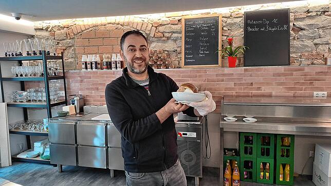 Alaa Alawad präsentiert die Brioche mit drei Kugeln Eis. Die sizilianische Spezialität gibt es seit Ende April auf dem Münsterplatz in ...