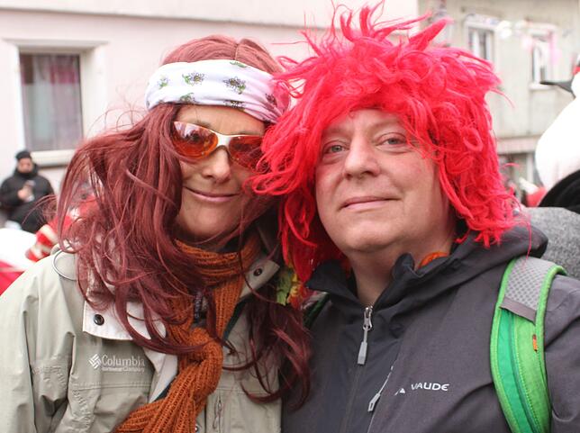 Auch Hippie-Braut Dagmar ist mit Pumuckl-Christoph mit von der Partie.