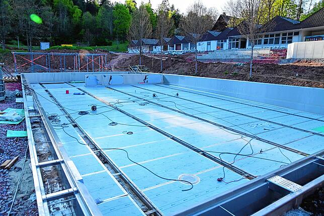 Noch ist das große Schwimmerbecken eine Baustelle. Unser Bild entstand Anfang Mai.