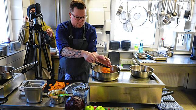 Jari Dochat, Gewinner der Fernseh-Kochsendung The Taste, zaubert im Auftrag des SÜDKURIER ein Weihnachtsessen zum Nachkochen.