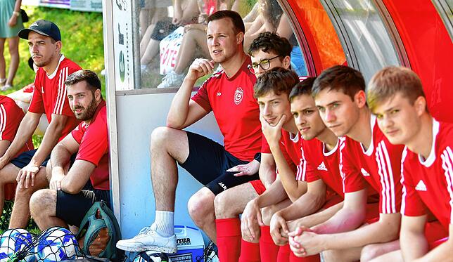 Versöhnlicher Abschluss: Co-Trainer Michael Schilling (links) und Trainer Jörg Ritter (Bildmitte) verlassen die Elf des FC Grießen nach ...
