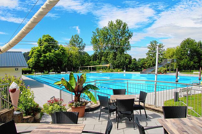 Im Baderestaurant können die Gäste ihre Zeit im Freibad mit Essen und Trinken ausklingen lassen.