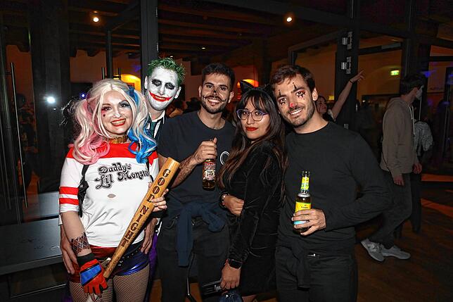 Bild 17: Schaurig-schöne Partystimmung mit Kürbis und Zombies