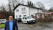 Der Neubau des Bauhofs stellt mit 636.000 Euro die größte diesjährige Investition dar. Bürgermeister Dominik Männle steht hier vor dem ...