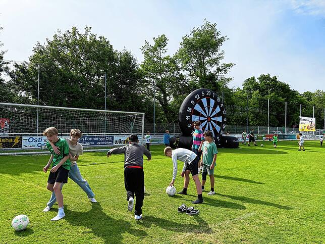 Bild 20: Kunstrasenplatz in Küssaberg eröffnet: Alle Bilder im Überblick
