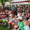 Viele Kinder genießen gemeinsam mit ihren Eltern die Clownvorstellung am Badmattenfest.