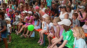 Viele Kinder genießen gemeinsam mit ihren Eltern die Clownvorstellung am Badmattenfest.
