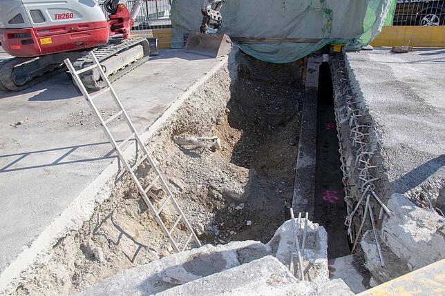 Zwischen Rampe (links) und Brücke (rechts) wurden bereits die schadhaften Übergangsbereiche großflächig entfernt.